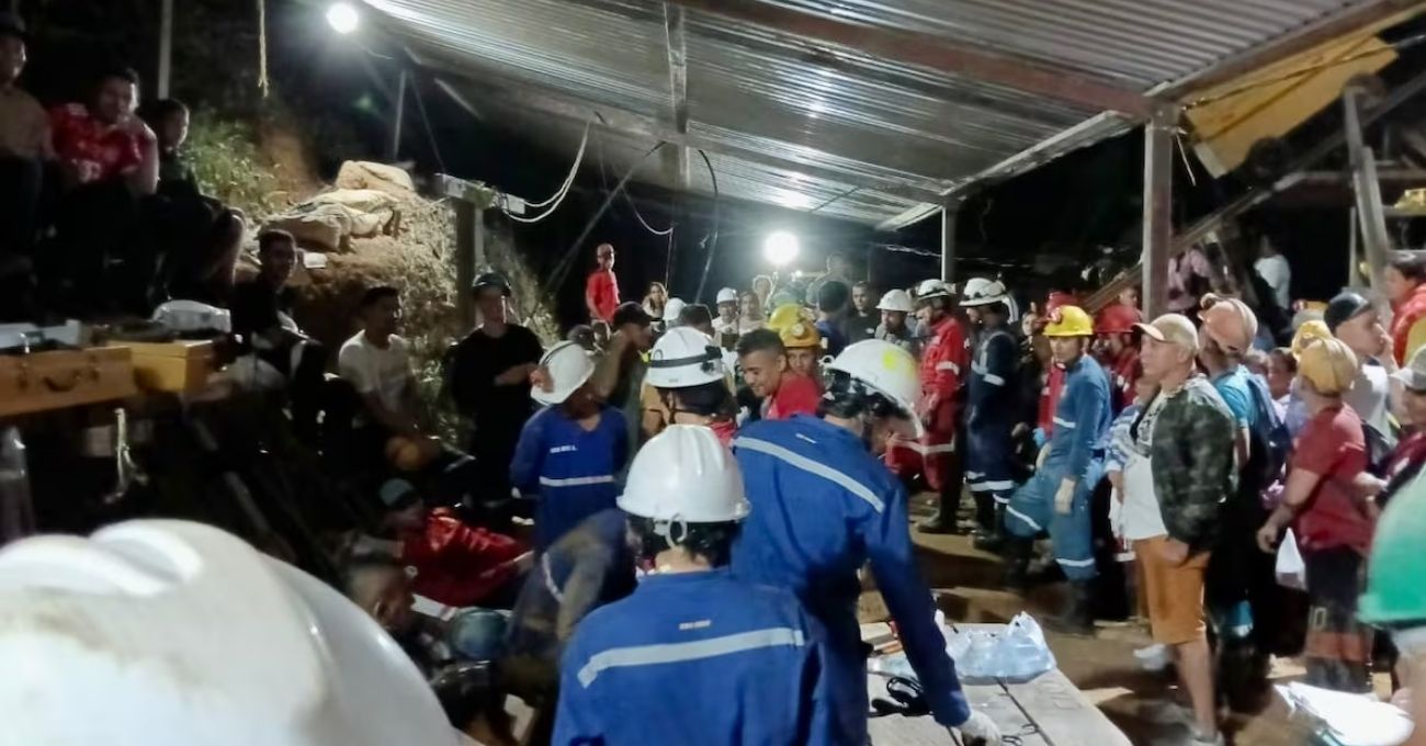 Rescatan a 18 mineros atrapados en mina ilegal de oro en Antioquia tras 12 horas de operación