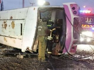 Un muerto y ocho heridos tras volcamiento de bus con 28 pasajeros en Arauco
