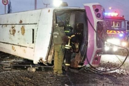 Un muerto y ocho heridos tras volcamiento de bus con 28 pasajeros en Arauco
