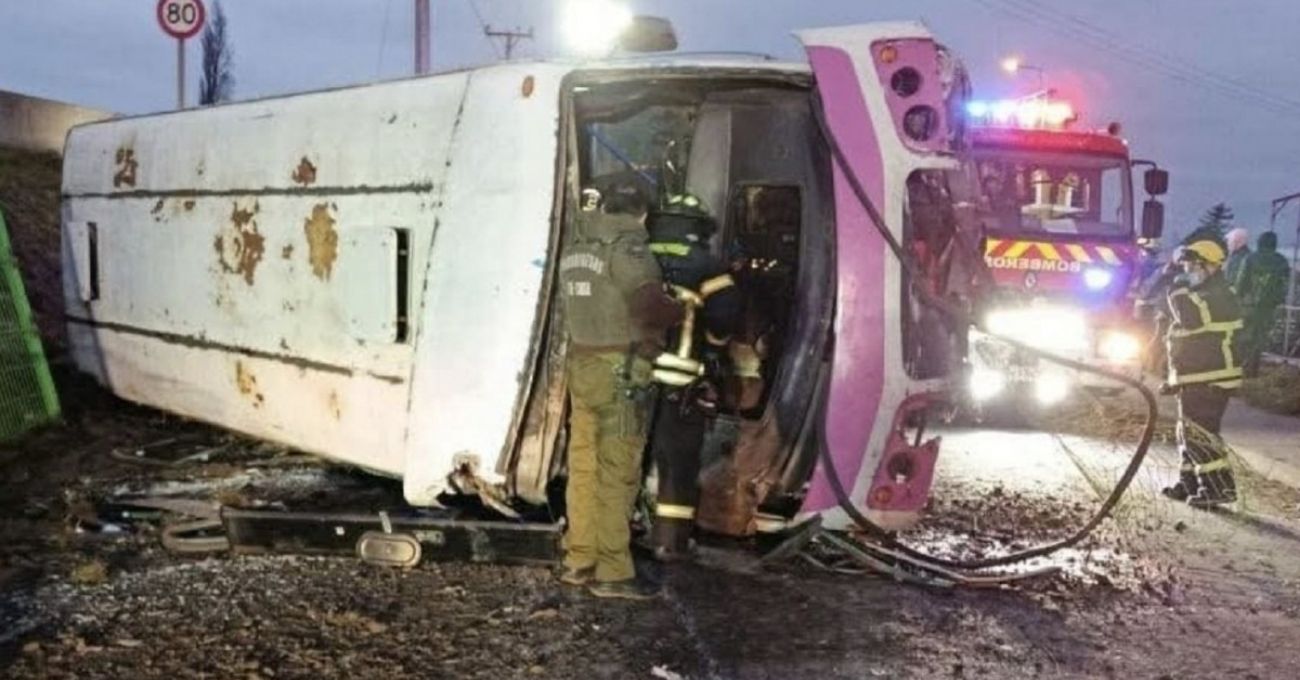 Un muerto y ocho heridos tras volcamiento de bus con 28 pasajeros en Arauco