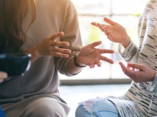 83 % de omisiones y sonidos propios: expertos explican por qué el acento chileno es único, no incorrecto