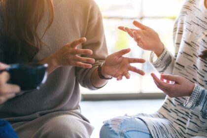 83 % de omisiones y sonidos propios: expertos explican por qué el acento chileno es único, no incorrecto