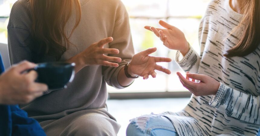 83 % de omisiones y sonidos propios: expertos explican por qué el acento chileno es único, no incorrecto