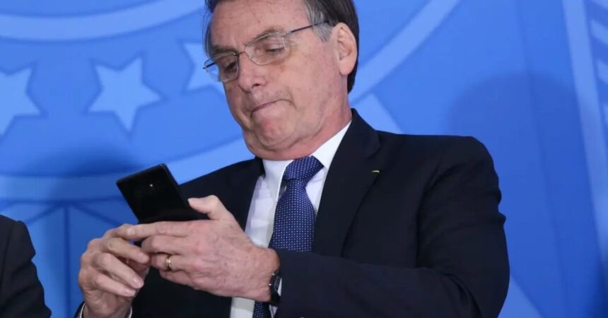 Brasil ordena tobillera electrónica para Bolsonaro y restringe su uso de redes sociales