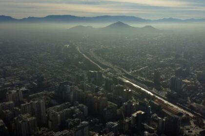 La ola de calor invernal en Santiago termina este domingo, con posible lluvia el viernes