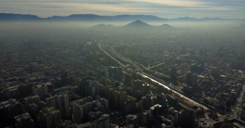 La ola de calor invernal en Santiago termina este domingo, con posible lluvia el viernes