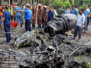 Al menos 16 muertos tras caída de avión militar en escuela de Daca