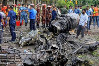 Al menos 16 muertos tras caída de avión militar en escuela de Daca