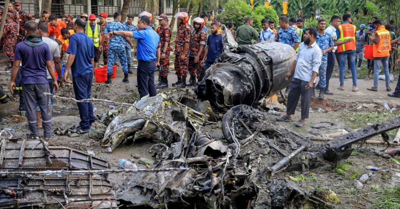 Al menos 16 muertos tras caída de avión militar en escuela de Daca