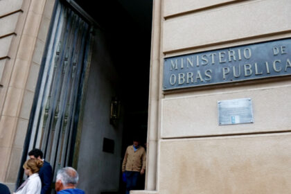 MOP ofrece empleos con sueldos de hasta $2,6 millones: revisa las vacantes y cómo postular