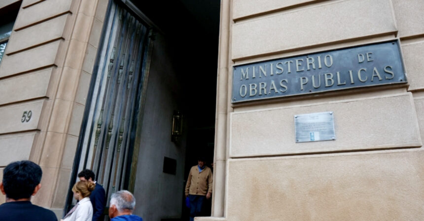 MOP ofrece empleos con sueldos de hasta $2,6 millones: revisa las vacantes y cómo postular