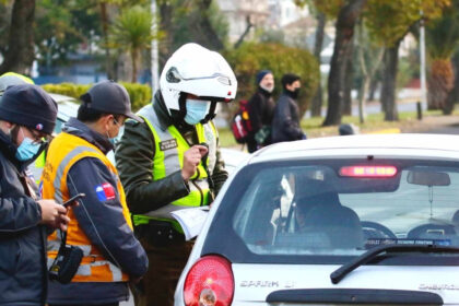 Multas sobre $100 mil: Estos autos no pueden circular este martes en 34 comunas de la RM