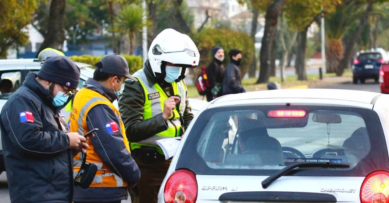 Multas sobre $100 mil: Estos autos no pueden circular este martes en 34 comunas de la RM