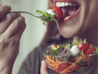 Comer despacio: el hábito que mejora la digestión y ayuda a controlar la glucosa