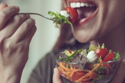 Comer despacio: el hábito que mejora la digestión y ayuda a controlar la glucosa