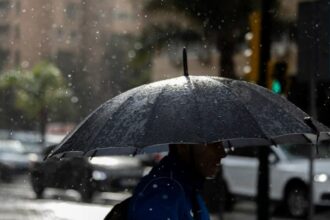 Lluvias y vientos de hasta 70 km/h afectarán nueve regiones este jueves