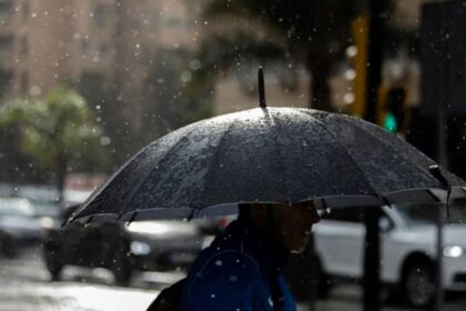 Lluvias y vientos de hasta 70 km/h afectarán nueve regiones este jueves