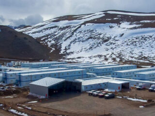 Mineros argentinos reclaman a Vicuña Corp por preferencia de mano de obra chilena
