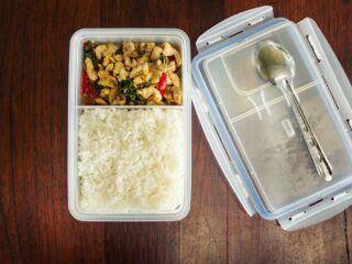 Llevar almuerzo desde casa permite ahorrar hasta $200 mil al mes, según estudio