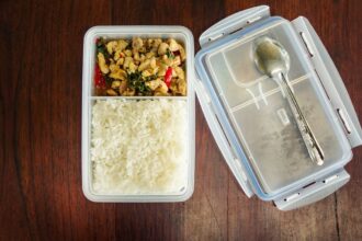 Llevar almuerzo desde casa permite ahorrar hasta $200 mil al mes, según estudio