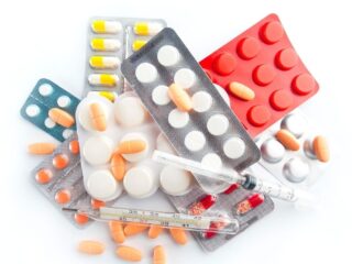 Farmacéutico alerta sobre los riesgos de consumir medicamentos vencidos