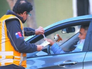 Restricción vehicular rige este jueves en 34 comunas con multas que superan los $100 mil