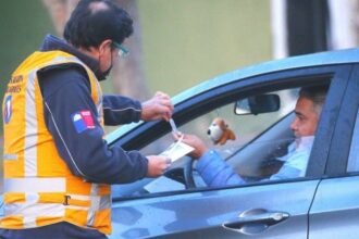 Restricción vehicular rige este jueves en 34 comunas con multas que superan los $100 mil