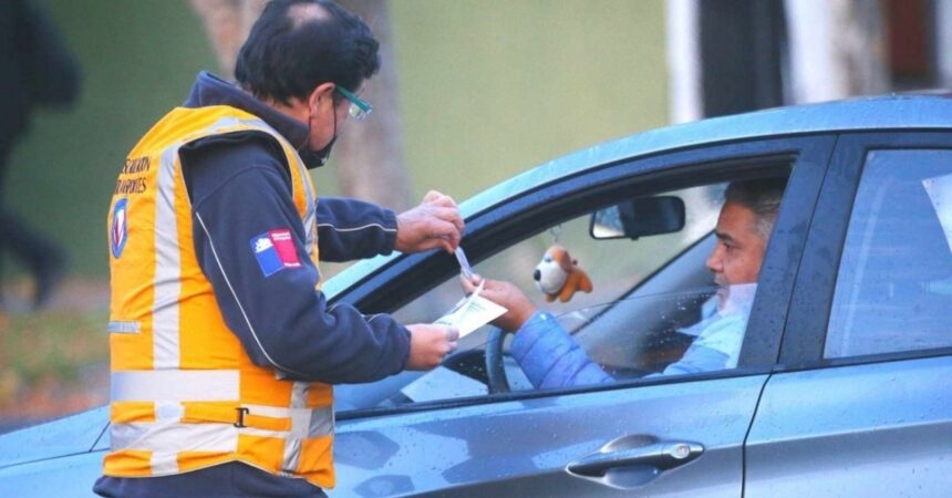Restricción vehicular rige este jueves en 34 comunas con multas que superan los $100 mil
