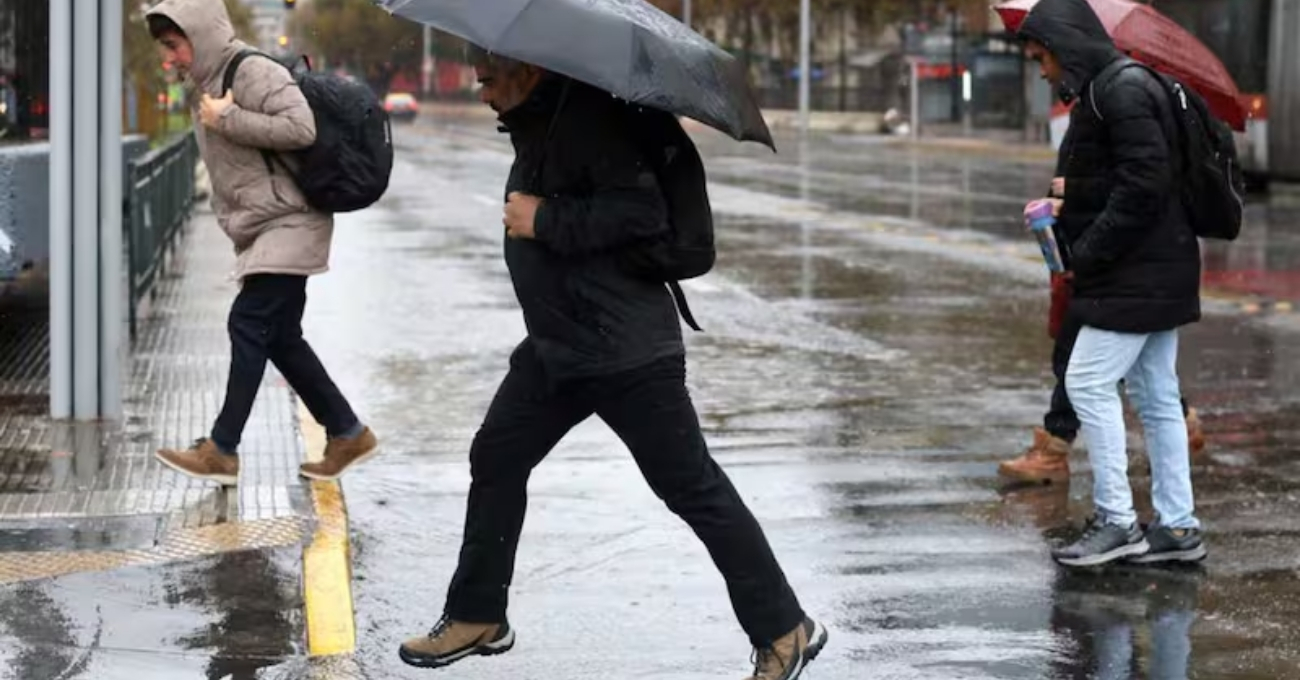 Pronóstico del tiempo para este viernes: posibles chubascos en la RM y lluvias en el sur