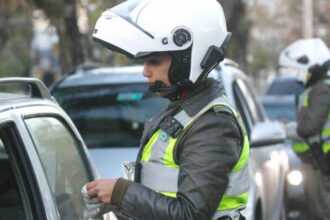 Revisa tu patente: autos con restricción este viernes en 34 comunas de la RM