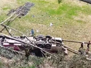 Al menos 15 muertos y 30 heridos tras caída de bus por barranco en los Andes peruanos
