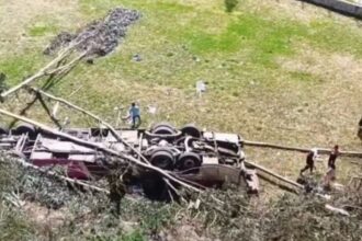Al menos 15 muertos y 30 heridos tras caída de bus por barranco en los Andes peruanos