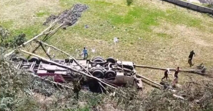 Al menos 15 muertos y 30 heridos tras caída de bus por barranco en los Andes peruanos