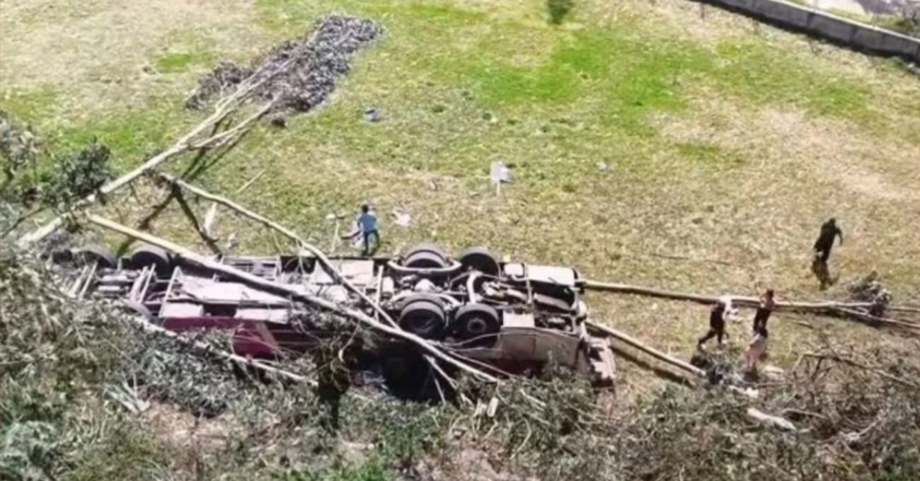 Al menos 15 muertos y 30 heridos tras caída de bus por barranco en los Andes peruanos