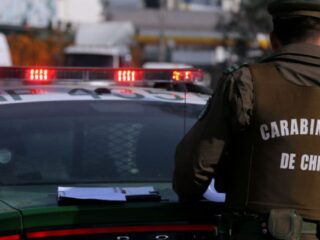 Día de furia en Santiago: mujer ataca a conserje y carabinera