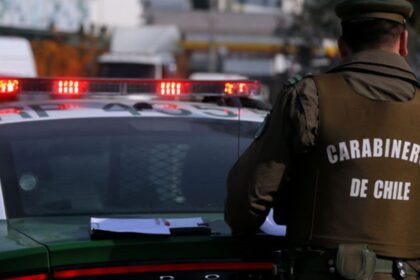 Día de furia en Santiago: mujer ataca a conserje y carabinera