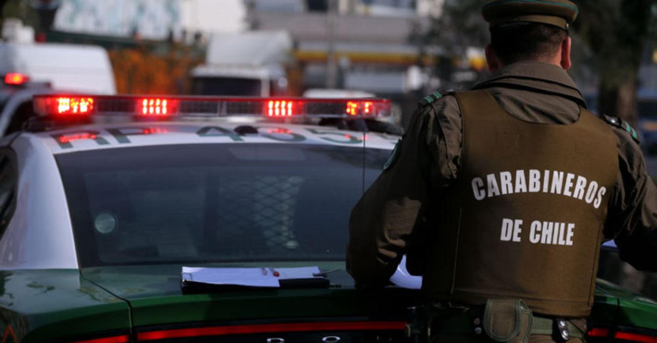 Día de furia en Santiago: mujer ataca a conserje y carabinera