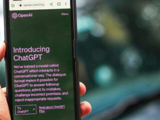 ¿Le hablas a ChatGPT?: Expertos advierten riesgos de conversar con la inteligencia artificial ante su auge en Chile