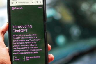 ¿Le hablas a ChatGPT?: Expertos advierten riesgos de conversar con la inteligencia artificial ante su auge en Chile