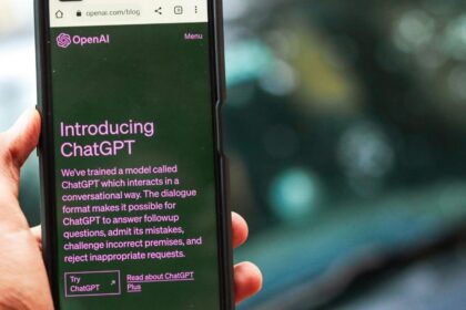 ¿Le hablas a ChatGPT?: Expertos advierten riesgos de conversar con la inteligencia artificial ante su auge en Chile