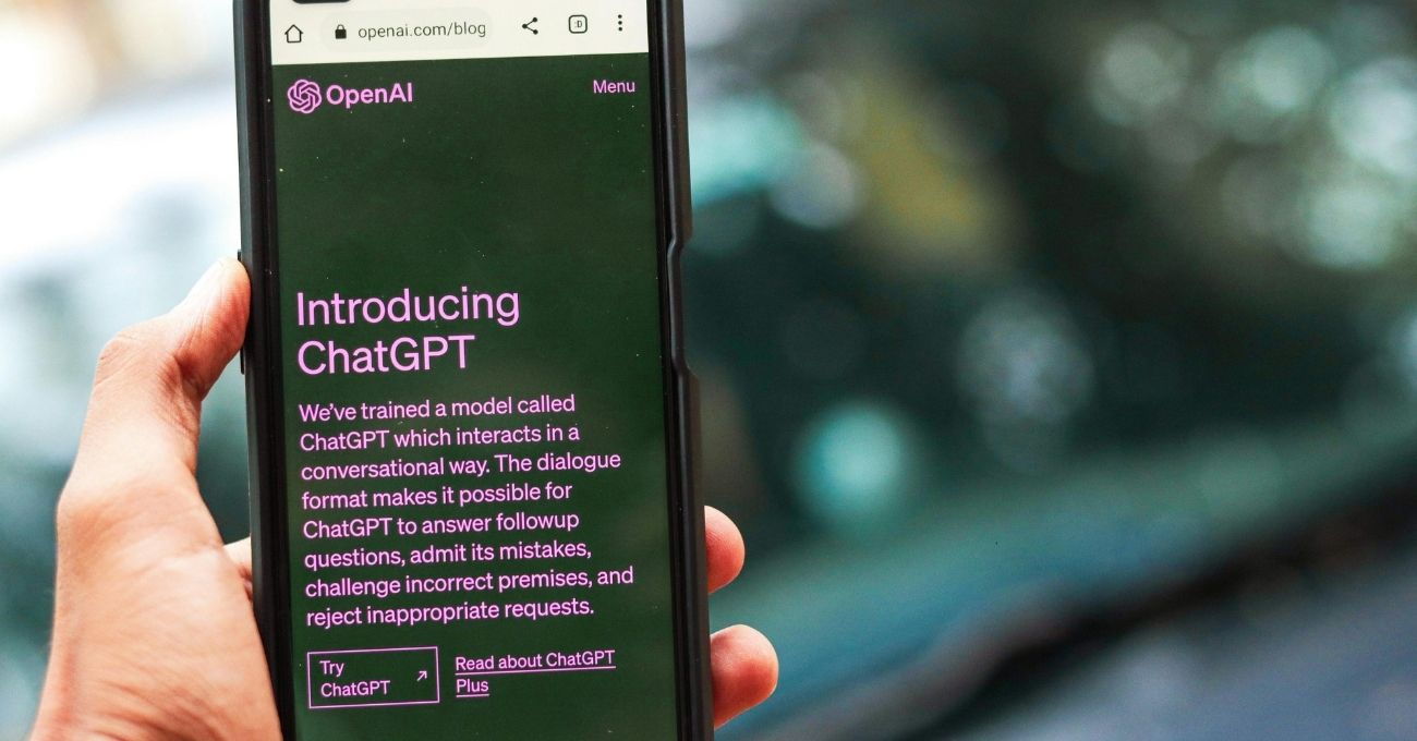 ¿Le hablas a ChatGPT?: Expertos advierten riesgos de conversar con la inteligencia artificial ante su auge en Chile