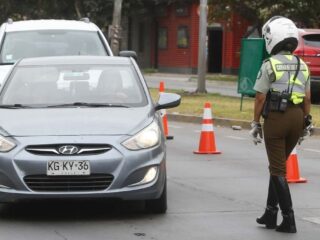 Restricción vehicular en Santiago: autos que no pueden circular este lunes y las multas asociadas