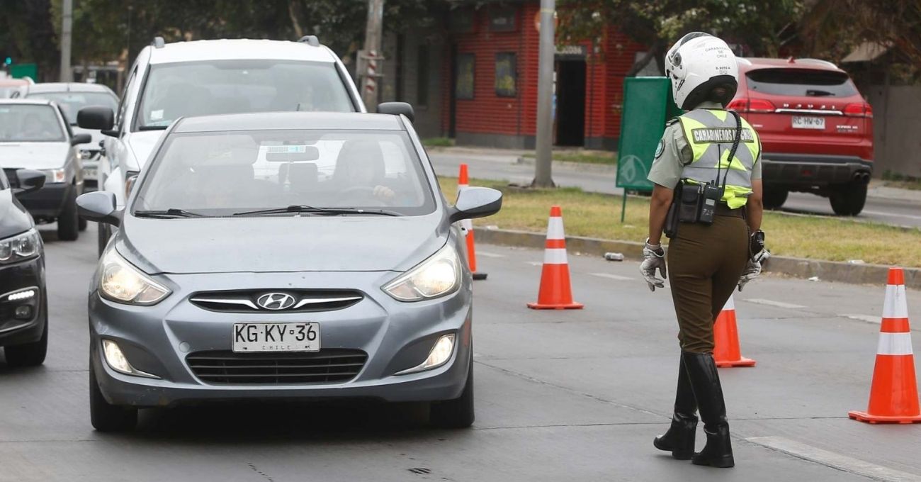 Restricción vehicular en Santiago: autos que no pueden circular este lunes y las multas asociadas