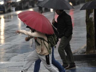 Lluvias, viento y nieve afectarán a 10 regiones este lunes por sistema frontal
