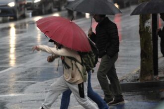 Lluvias, viento y nieve afectarán a 10 regiones este lunes por sistema frontal