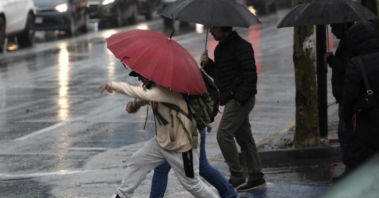 Lluvias, viento y nieve afectarán a 10 regiones este lunes por sistema frontal