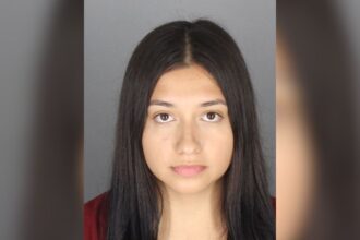 Profesora en Michigan es arrestada tras ser denunciada por relación inapropiada con alumno menor de edad