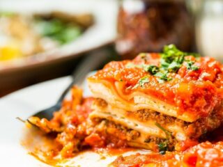 Capas de sabor: tres versiones memorables para celebrar el Día Mundial de la Lasaña