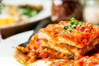 Capas de sabor: tres versiones memorables para celebrar el Día Mundial de la Lasaña