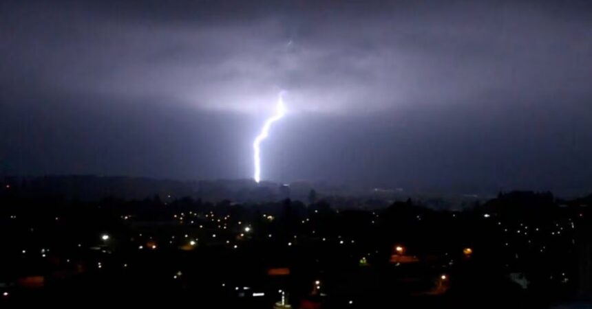 Avance frontal desata alerta por tormentas eléctricas en tres regiones del sur